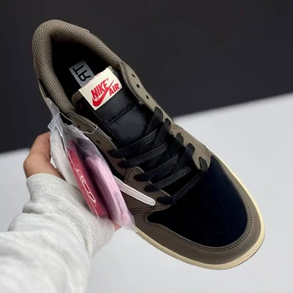 کفش نایک ایر جردن 1 لو تراویس اسکات دارک موکا Nike Air Jordan 1 Low Travis Scott Dark Mocha