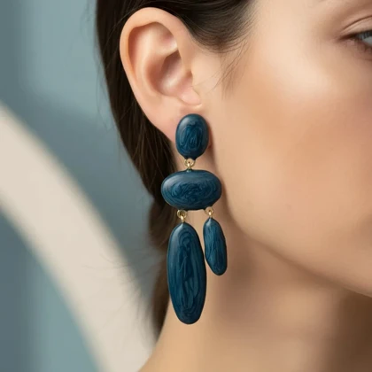 گوشواره زنانه مدل ازمورا آویزدار با طرح میناکاری مدرن