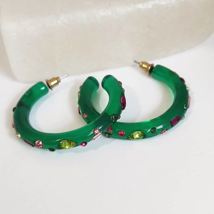 گوشواره رزین سبز نگین‌دار با نگین‌های کریستالی مولتی کالر