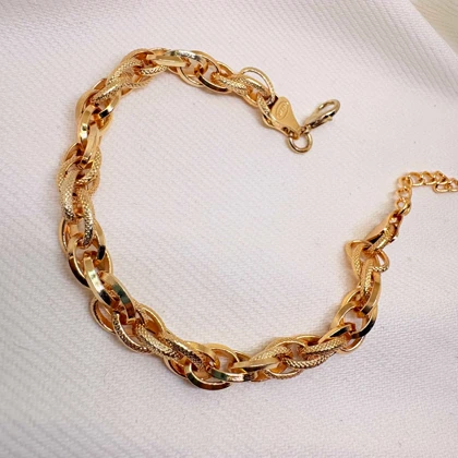 دستبند برند شین مدل «تابش زرین» | با آبکاری طلای 24 عیار و بافت برجسته