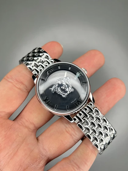 ساعت مچی ورساچه طرحدار بند سیلور صفحه مشکی Versace
