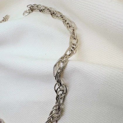 گردنبند برند شین مدل «رشته‌های سیمین» | با آبکاری رادیوم