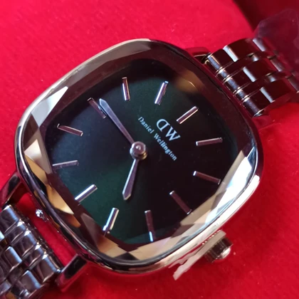 ساعت مچی زنانه DW آینه ای صفحه سبز تیره بند سیلور