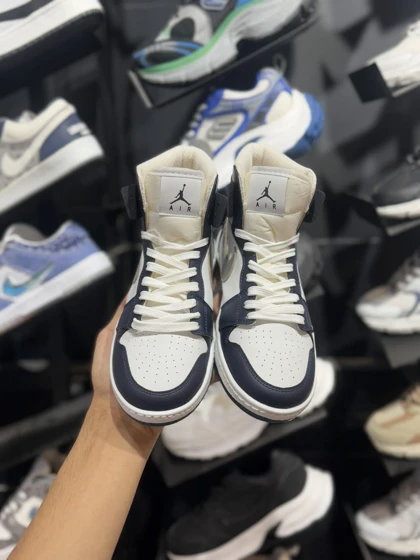 جردن وان ساق‌دار سرمه ای نقره ای