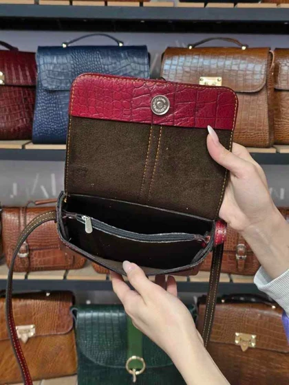 کیف چرم بغل پرچ قرمز سنگی چرم اصل گاوی