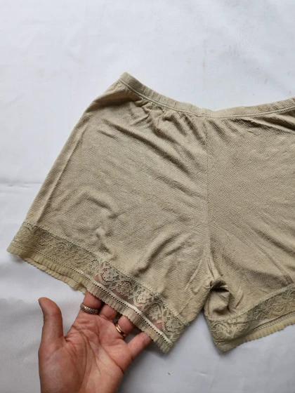 شورتک راحتی نخی لبه دانتل کد: 11892