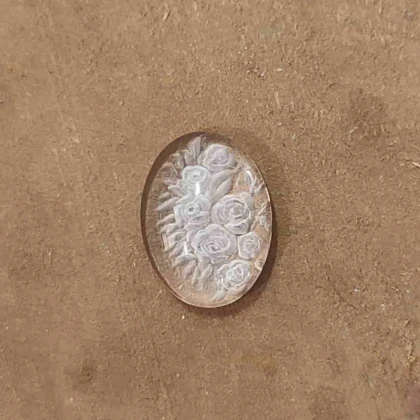 سنگ کوارتز (با حکاکی دستی طرح گل در پشت سنگ )