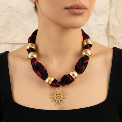 گردنبند زنانه مدل سولرا گلد طرح خورشید لوکس با پارچه طرح دار و مهره‌های طلایی