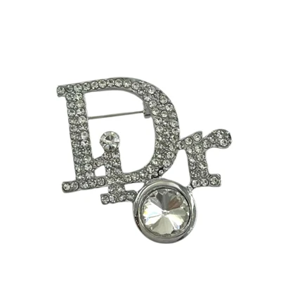 گل سینه زنانه مدل درخشان طرح حروف Dior نگین‌دار