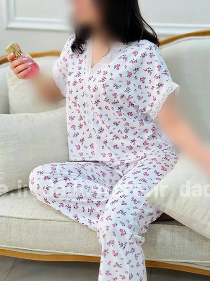 ست لباس خواب تیشرت و شلوار کبریتی طرح گل Rijan