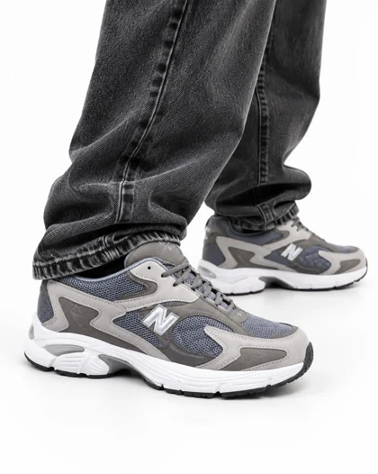کفش کتانی وبزرگ پا مدل نیوبالانس 725 طوسی سفید New Balance