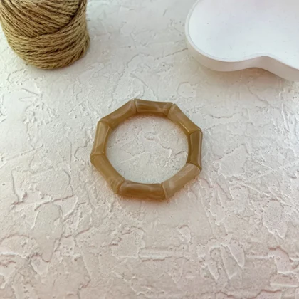 دستبند زنانه بنگل رزینی طرح بامبو عسلی مدل املیرا بامبو