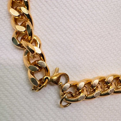 دستبند کارتیر استیل طرح «چشم‌نظر» | زنجیر کوبایی طلایی با پلاک میناکاری فیروزه‌ای