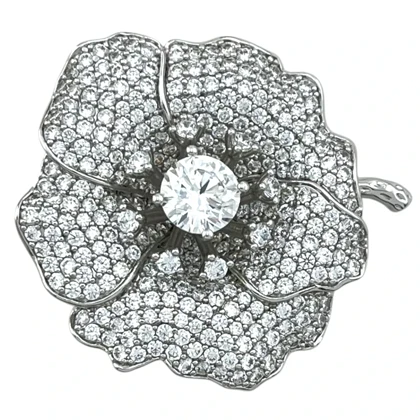 گل سینه زنانه ژوپینگ مدل فلوریوا طرح گل جواهری نگین‌دار با جلوه نقره ای
