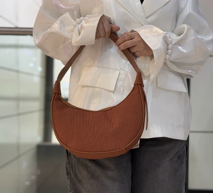 کیف پاسپورتی هلالی راه راه