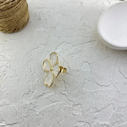 انگشتر زنانه مدل پتالیا با طرح گل صدفی لوکس