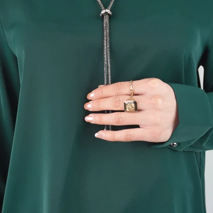 شومیز زنانه ساده با گردنبند یقه آرشال نیزل