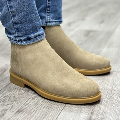 بوت مردانه مدل چلسی زیپ‌دار چرم طبیعی جیر رنگ خاکی