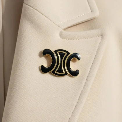 گل سینه زنانه مشکی با طرح خاص و جذاب