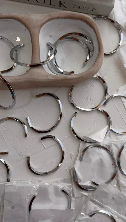 بنگل استیل مردانه مدل «پیچش» (Silver Twist) | مینیمال و رنگ ثابت