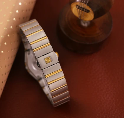 ساعت امگا کانسلیشن زنانه دورنگ طلایی تقویم دار Omega Constellation SilverGold