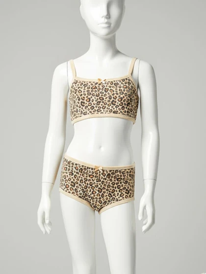 ست سه تکه نیم‌تنه و شورت اسلیپ، نیم پا پلنگی بچگانه