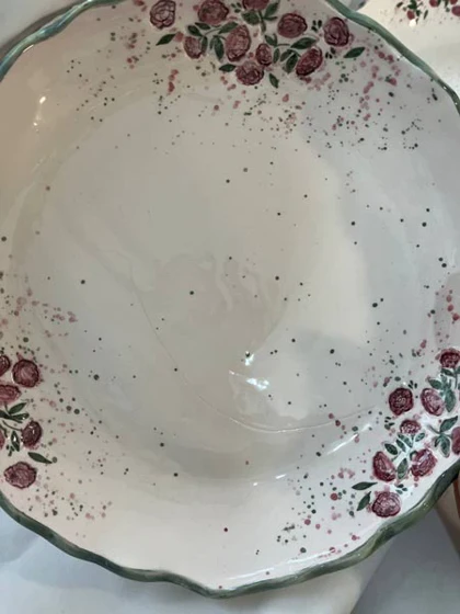 ظرف پایه دار گل سرخی