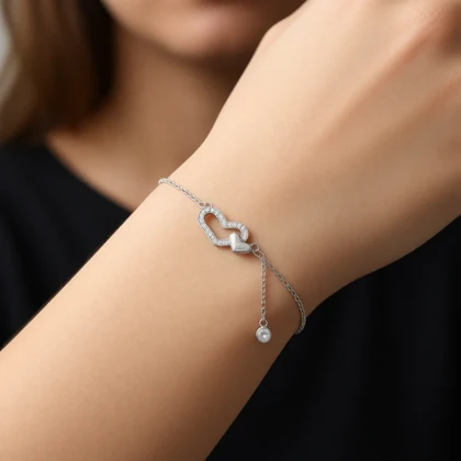 دستبند نقره دخترانه مدل دو قلب نگین‌دار با آویز