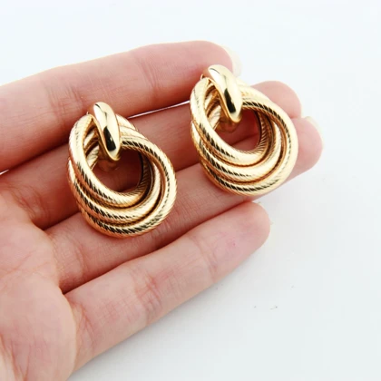 گوشواره زنانه میخی مدل حلقه سه لاین