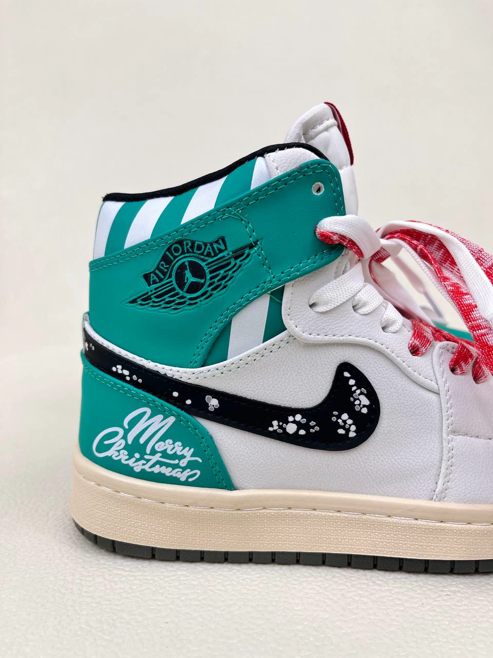 کتانی ونس زنانه ساق‌دار ایر جردن 1 مدل کریسمس 1 NIKE AIR JORDAN کد 912