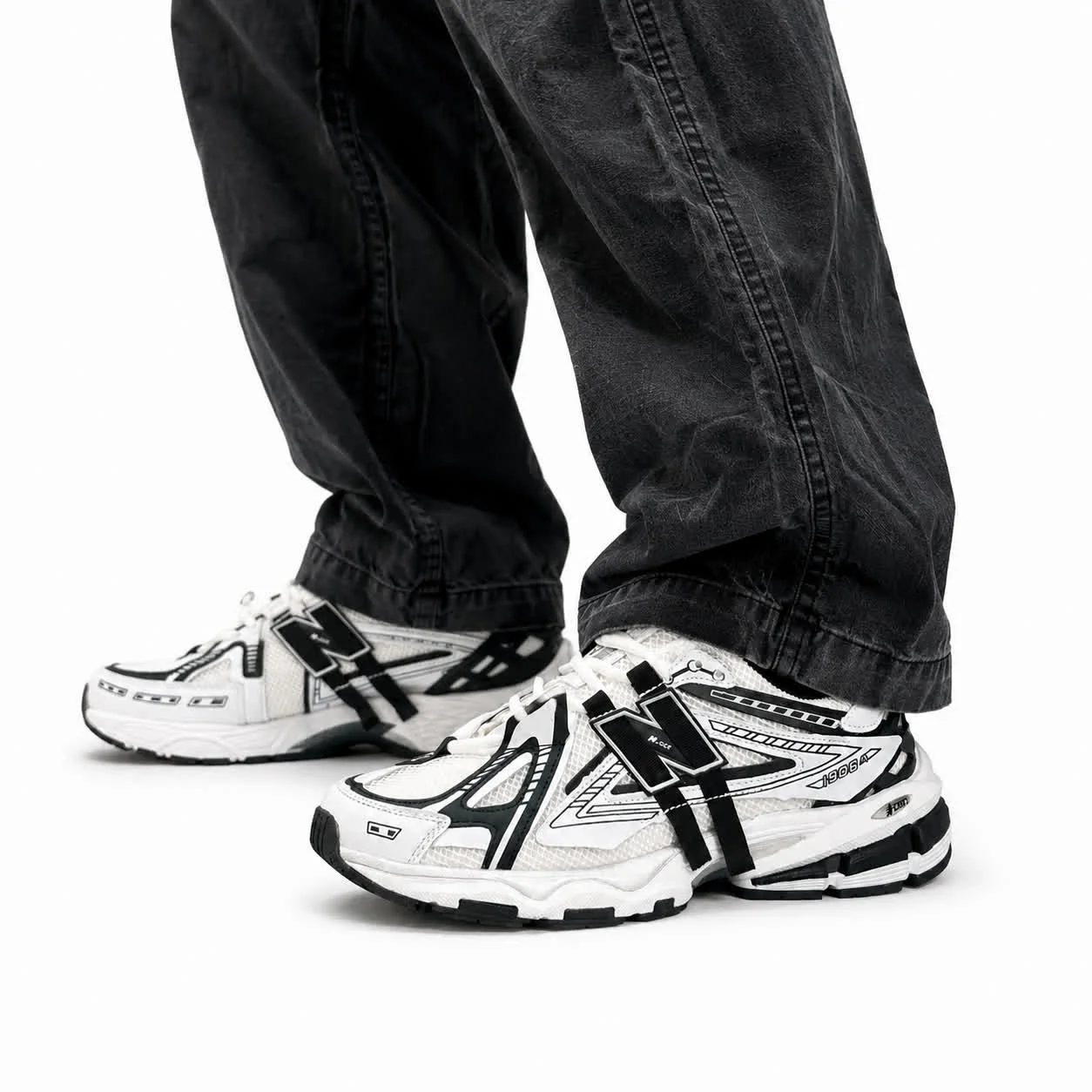 کتانی مردانه نیوبالانس 1906 سفید مشکی New BALANCE 1906