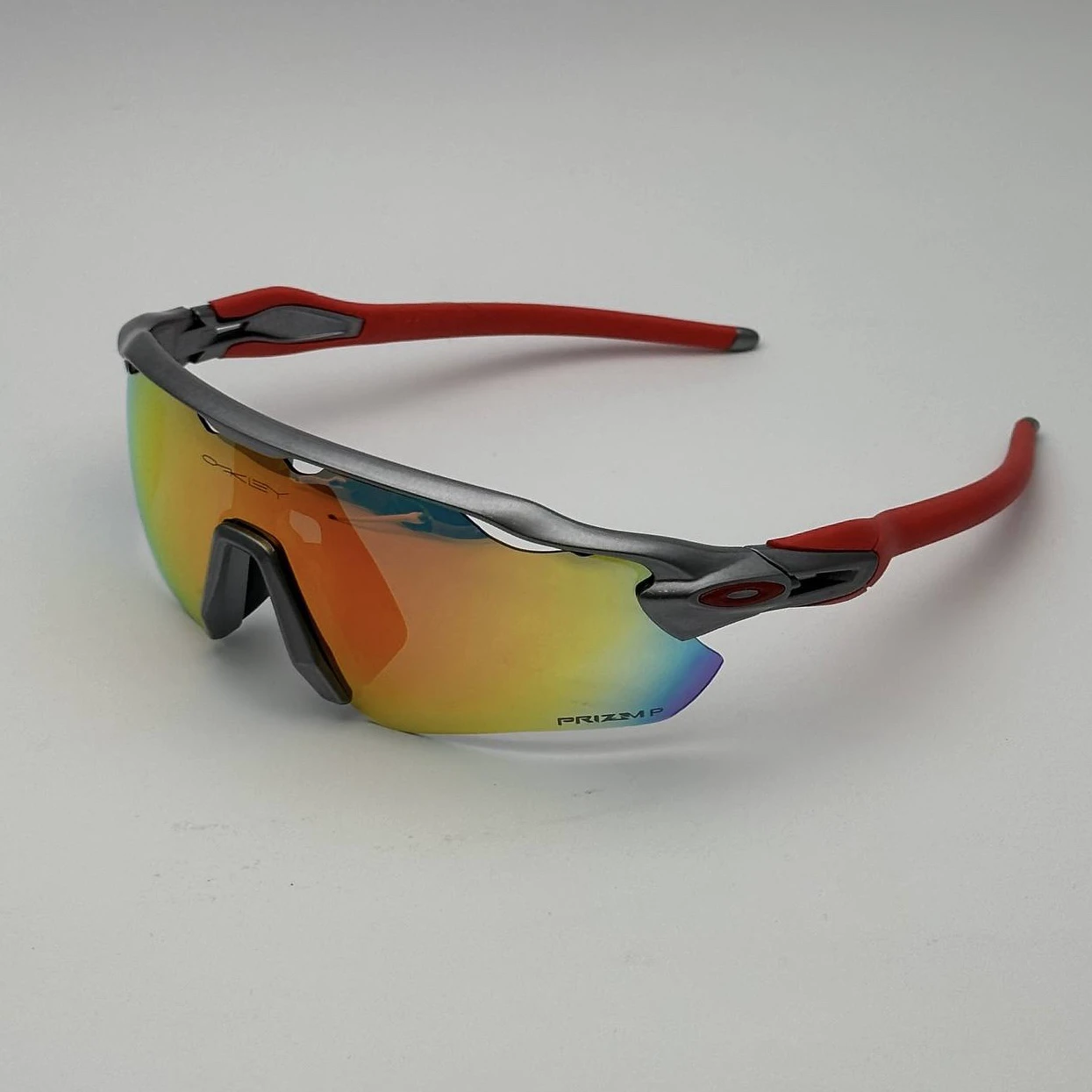 عینک آفتابی ورزشی اوکلی Oakley مدل Aero Shield اسپرت Sport (نقره‌ای)