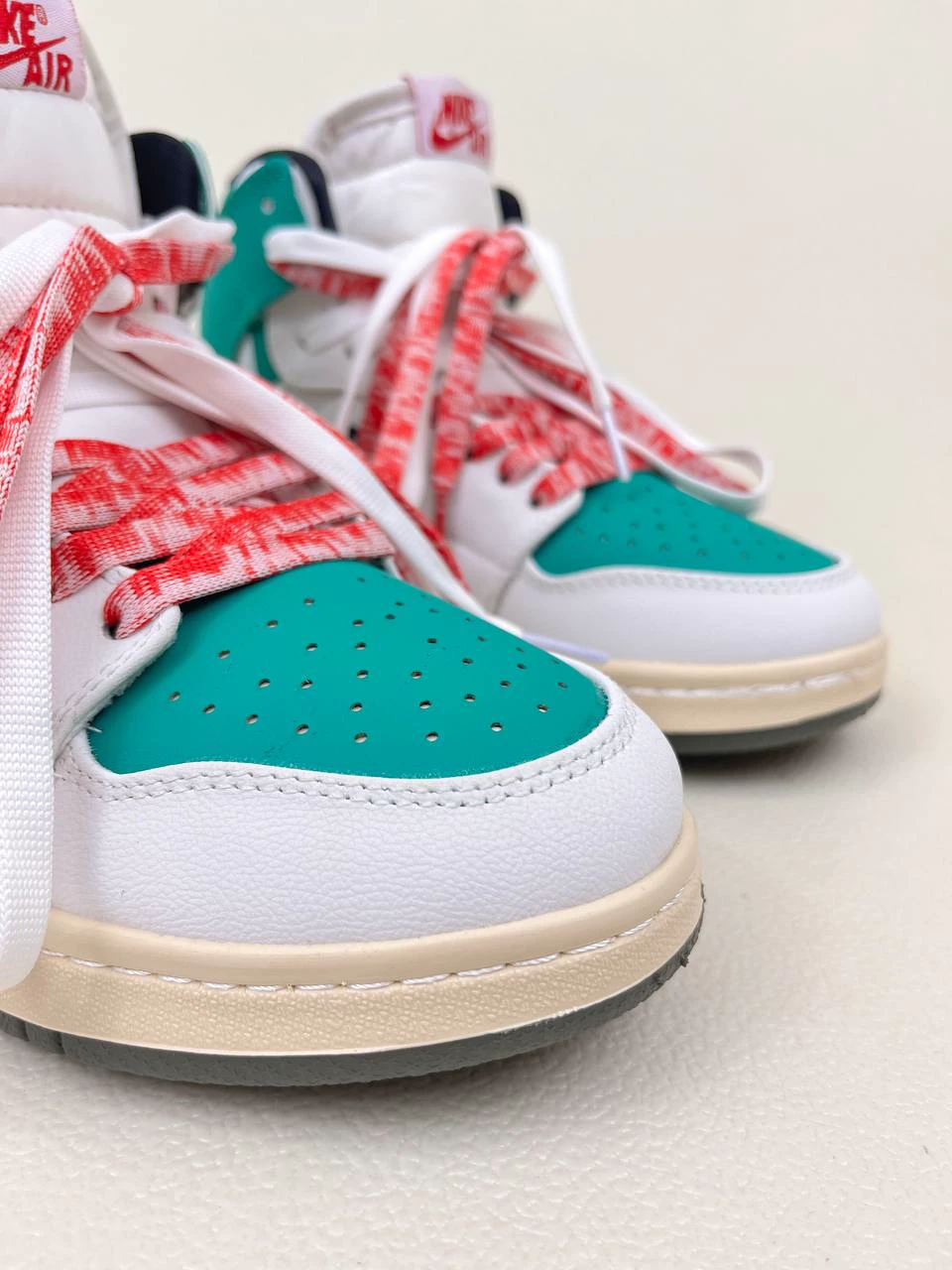 کتانی ونس زنانه ساق‌دار ایر جردن 1 مدل کریسمس 1 NIKE AIR JORDAN کد 912