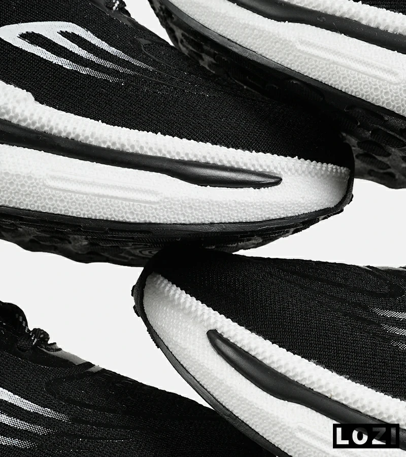 کفش کتانی مشکی سفید Saucony Axon 3 مدل 7403
